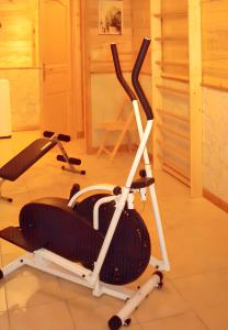un gimnasio con 2 bicicletas estáticas en una habitación en Chalet de 5 chambres avec jardin clos et wifi a La Bresse a 9 km des pistes, en La Bresse
