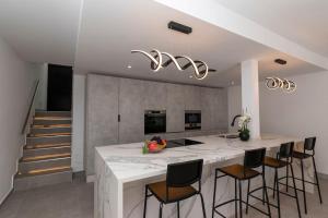 Nhà bếp/bếp nhỏ tại Modern 3 Bedroom Villa with Hot Tub in Costa Adeje