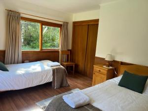 Un pat sau paturi într-o cameră la El Pangue Lodge +37 fotografii