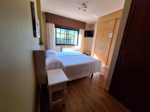 Łóżko lub łóżka w pokoju w obiekcie Hostal O Galeón San Luis