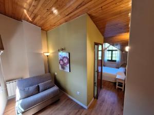 salon z kanapą i sypialnią w obiekcie Hostal O Galeón San Luis w mieście Moaña