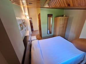 Łóżko lub łóżka w pokoju w obiekcie Hostal O Galeón San Luis