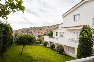 a view of a house with a yard at Luxury Cottage Casa con Vista with sea view in Sounio
