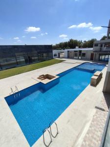 una piscina en la azotea de un edificio en Safi vacances, en Zri Ouled