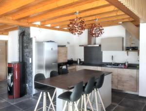 Kitchen o kitchenette sa Chalet de 6 chambres a Valmeinier a 500 m des pistes avec jardin amenage et wifi