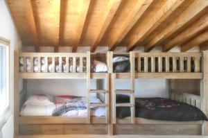 2 literas en una habitación con techo de madera en Chalet de 6 chambres a Valmeinier a 500 m des pistes avec jardin amenage et wifi, en Valmeinier