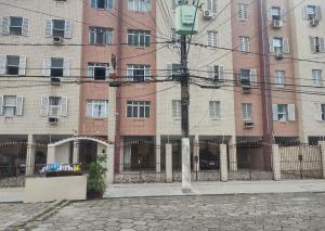 an empty street in front of a large brick building at Condominio Ed Verde Oliva in São Vicente