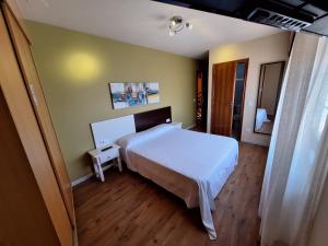 Łóżko lub łóżka w pokoju w obiekcie Hostal O Galeón San Luis