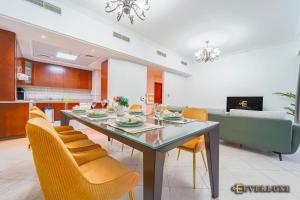 Restaurace v ubytování Spacious 2 Bedroom Apartment In Mirdif