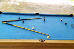 una mesa de billar con dos palos de taco y bolas en ella en Fullmoon Camp, en Faralya