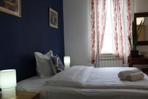 una camera da letto con un letto e due asciugamani di JR's House a Yerevan