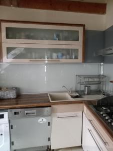 Kuchyňa alebo kuchynka v ubytovaní Galeria Villa
