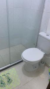 La salle de bains est pourvue d'une douche et de toilettes. dans l'établissement Pousada Lá na Praia Maragogi, à Maragogi