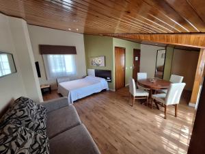Łóżko lub łóżka w pokoju w obiekcie Hostal O Galeón San Luis