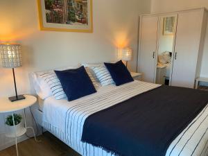 1 dormitorio con 1 cama grande con almohadas azules en Milano 71 en Milán