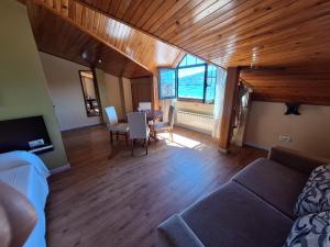 salon z kanapą i stołem w obiekcie Hostal O Galeón San Luis w mieście Moaña