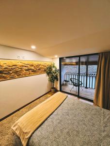 um quarto com uma grande janela com vista para o oceano em Casa d'avó Coragem em Seia