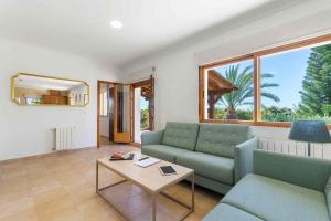 Finca Santa Barbara في إلتشي: غرفة معيشة مع أريكة وطاولة