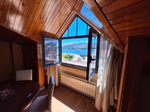 Okno w pokoju ze stołem i widokiem na ocean w obiekcie Hostal O Galeón San Luis w mieście Moaña
