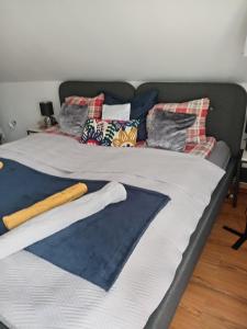 維斯普雷姆的住宿－Galeria Villa，床上配有毯子和枕头