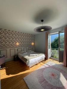 una camera con un letto e una grande finestra di Domaine Clairfontaine Noyarey - Suites Junior a Noyarey