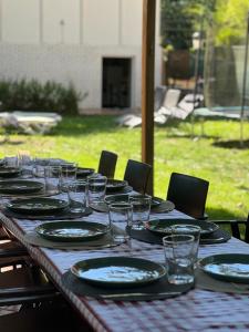 蓬特亞雷亞斯的住宿－Paraíso Gallego ®，一张长桌子,上面有盘子和眼镜