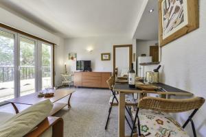 a kitchen and living room with a table and chairs at Apartment Sunset Moraira City in Moraira