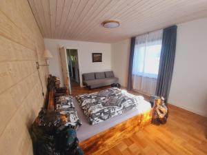 1 dormitorio con cama y sofá en Bärenzimmer Wilderness Life, en Arvidsjaur