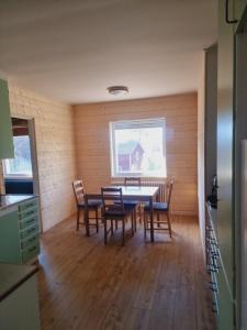 cocina y comedor con mesa y sillas en Bärenzimmer Wilderness Life, en Arvidsjaur