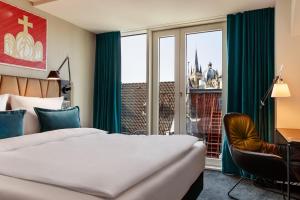 Postel nebo postele na pokoji v ubytování Motel One Aachen