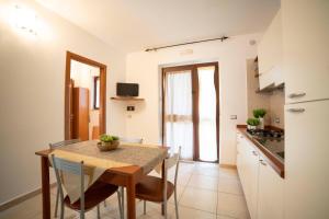 A kitchen or kitchenette at Ferienwohnung ulivo mit Pool und Privatstrand