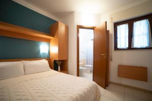 A bed or beds in a room at Ferienwohnung ulivo mit Pool und Privatstrand