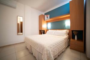 A bed or beds in a room at Ferienwohnung ulivo mit Pool und Privatstrand