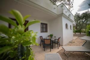 A garden outside Ferienwohnung ulivo mit Pool und Privatstrand