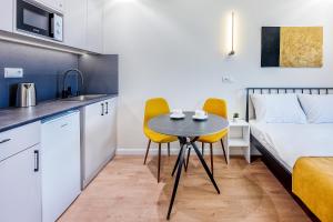 Una pequeña cocina y una mesa en una habitación con una cama. en HB apartments University II, en Tiflis