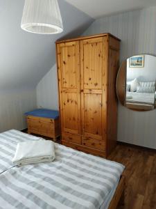 ein Schlafzimmer mit einem großen Bett und einem Spiegel in der Unterkunft Ferienwohnung Heideweg in Schneverdingen