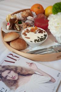 una bandeja de comida encima de una revista en Hotel Palazzo Cavalieri, en Siracusa