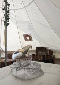 Postel nebo postele na pokoji v ubytování Glamping Grindhuset