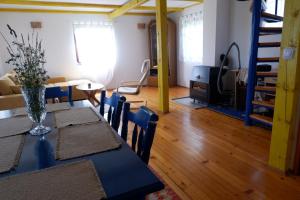een kamer met een tafel en stoelen en een woonkamer bij Bosnian Mountain Retreat in Prijedor