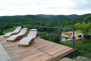 een terras met stoelen en een picknicktafel op een berg bij Bosnian Mountain Retreat in Prijedor