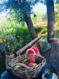 un cesto di frutta su un tavolo su una panchina di Hotel Smilen a Smoljan