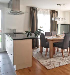 cocina con mesa y sillas en 2 bedrooms apartement with lake view enclosed garden and wifi at Pont en Ogoz, en Avry devant Pont
