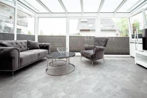 a living room with a couch and chairs and a table at Landpartie in Bestensee