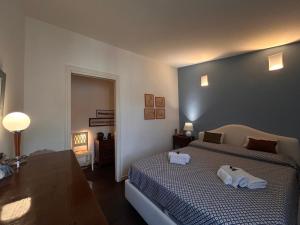 a bedroom with two towels on a bed at SUN Holiday in Salò +14 photos