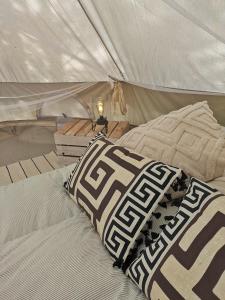Postel nebo postele na pokoji v ubytování Glamping Grindhuset