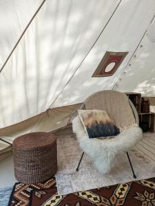 Posezení v ubytování Glamping Grindhuset