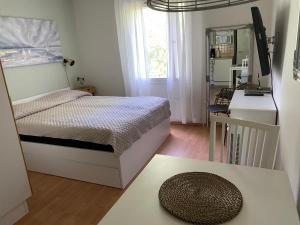 1 dormitorio con 1 cama y escritorio con ordenador en Trivsam 1 a en Mariehamn