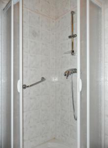 eine Dusche mit Glastür im Bad in der Unterkunft Appartement d'une chambre avec jardin clos et wifi a Saint Crepin in Saint-Crépin