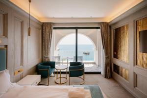 una camera d'albergo con un letto, un tavolo e delle sedie di Hotel Maris a Ulcinj