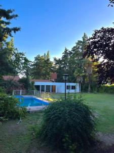 una casa con piscina in giardino di Casa Los Ciruelos - Chacras de Coria a Mayor Drumond